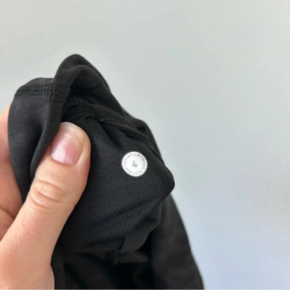 Lululemon Align High-Rise Short 6" Segment Emboss Black Size 4 - Picture 5 of 7